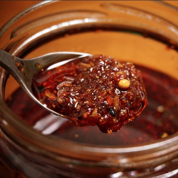 食べるラー油お試し 辣油110g 具入りラー油 ごまラー油 ごまの香とニンニクのさくさくした食感を持つ本格旨味調味料 x10184 : ハッピーライフ- 通販 - Yahoo!ショッピング