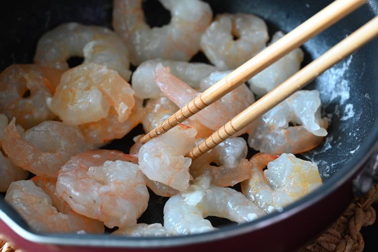 玉ねぎとエビのチリソース炒め