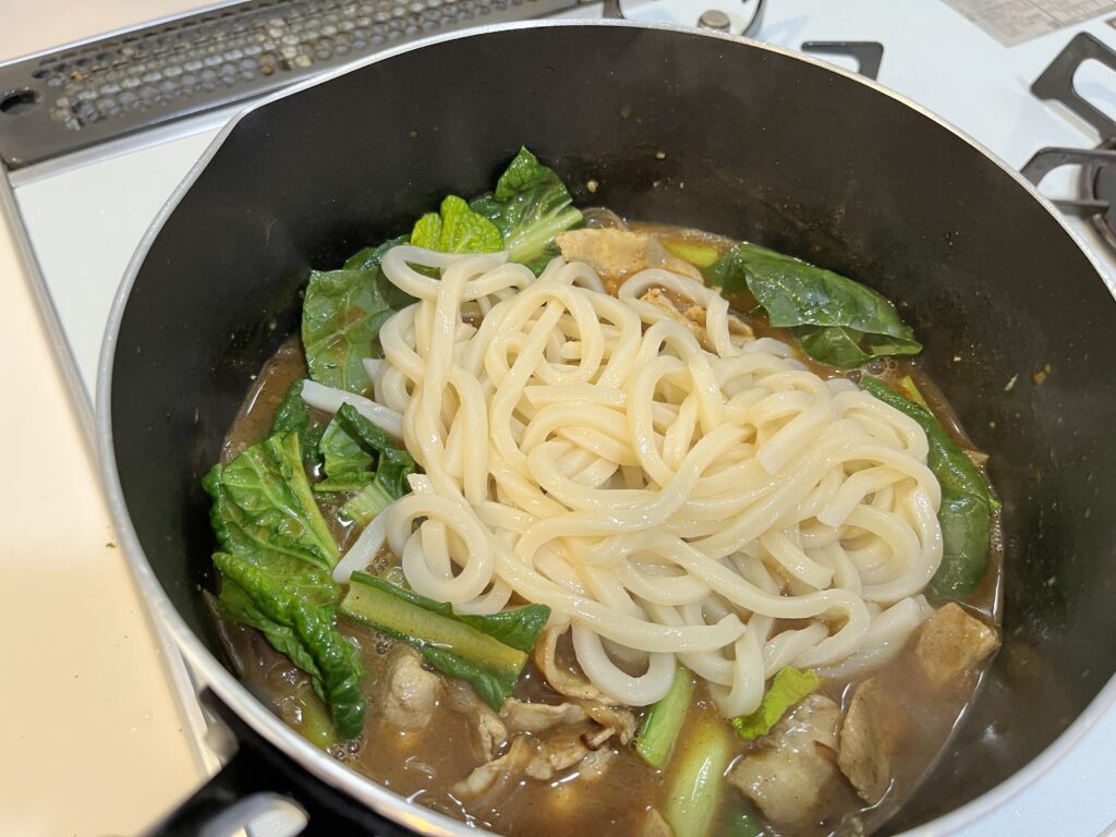 至高のカレーうどん。 料理のお兄さんリュウジさんのレシピ。いつもお世話になってます。昔から食べ続けてる定番メニューですが、ひさしぶりに作りました。冷蔵庫の余り物、カレールゥひとかけ・バターで洋風な味付けの至高の一品。出汁感は控えめで、どっしりした カレー
