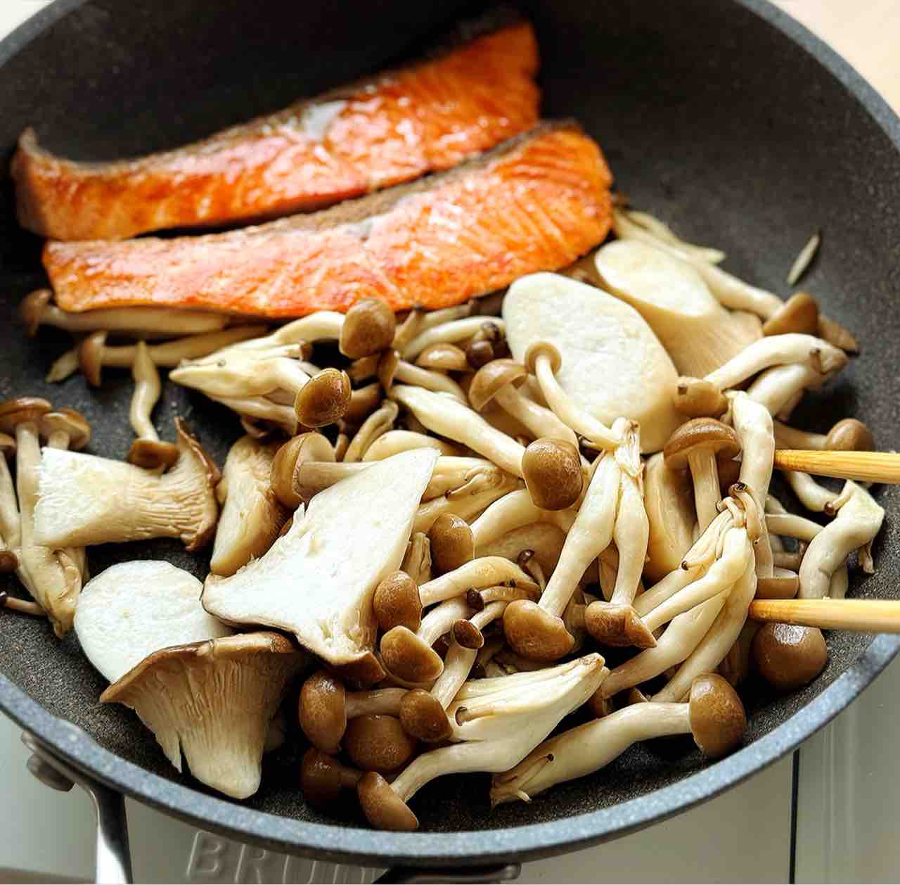 チーズソースで食べる！うま味たっぷり 秋鮭と秋野菜のホットサラダ- BOKUの簡単ンまい～ブログ