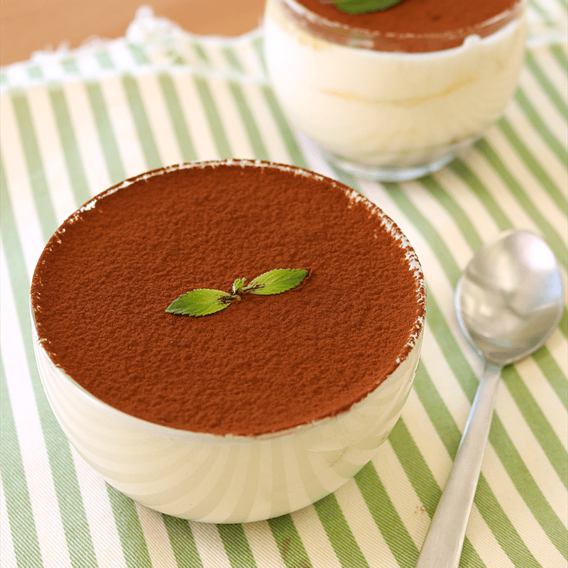 材料3つ 混ぜて冷やすだけ！ボウルそのままティラミス作り方！, 材料 , ◯ティラミス, ・クリームチーズ200g, ・絞るだけホイップ1個,・ココアパウダー, 1.クリームチーズをよく練り、柔らかくする。, 2.ホイップを入れて混ぜる。, 3.ボウルに2.とココアパウダーを交互に重ねる。,4.冷蔵庫で3時間以上冷やす。, 5.表面にココアパウダーを振るう。, Ingredients , ◯