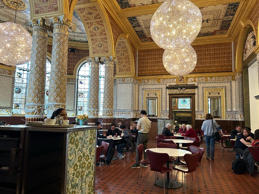 ヴィクトリア＆アルバート博物館へ地下鉄での行き方と見どころと豪華なカフェ地球で遊ぼう、気まま旅