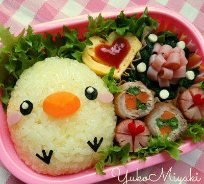 お弁当⋈ キティちゃんのさんかくおにぎり弁当⁡ 本日ご紹介するのは @sona_tokyolife さんの投稿です🍀 ⁡ ▸▸▸ 오늘은💎키티 주먹밥 💎까눌레 계란찜 💎치즈 떡 구이~ 💎미니 츠쿠네 💎토마토 💎브로콜리 그리고 후리카케까지 넣어줬어요~ 제작년인가동그랑게