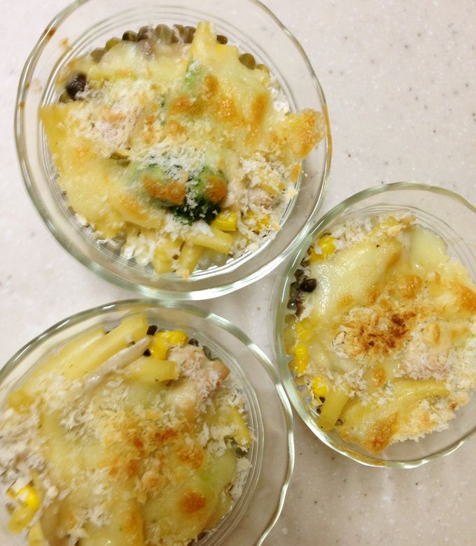 タッパーに詰めた色鮮やかな「鮭のマカロニグラタン焼き弁当」が話題「お店で出せるクオリティ」の声 LIMO- Yahoo!ニュース