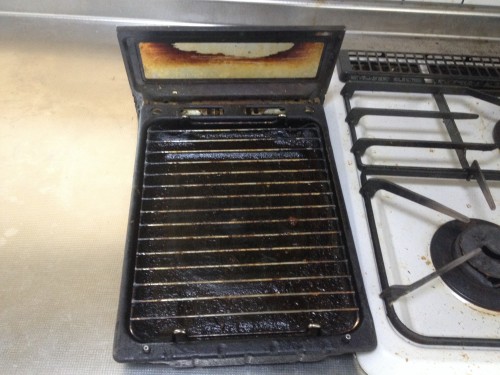 頑固な焦げとニオイを解消！魚焼きグリルの掃除方法 –アールクリーニング 東京のエアコン掃除・ハウスクリーニング