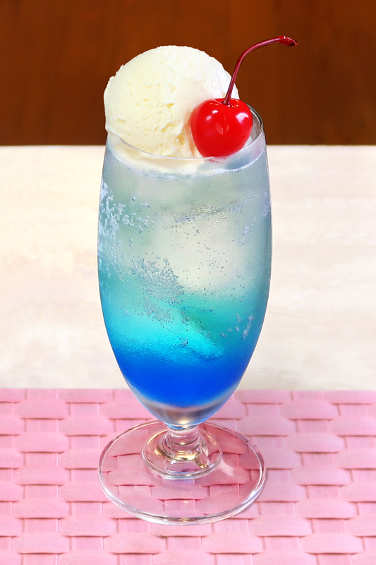 カスタードバニラアイスのクリームソーダ