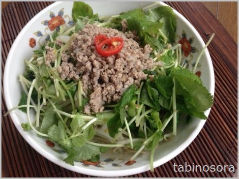 バインミー風サンドイッチを愛してる材料・パスコ超熟山切り食パン ・ウインナー香薫 ・お正月のなます ・水菜 ・サニーレタス ・三つ葉 パクチーの 代用・自家製レバーペースト ・卵 ・ナンプラーるこぽ 動くLINEスタンプ＆絵文字と漫画とみんなのフォト