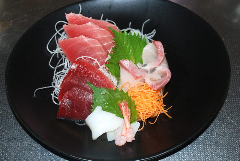 すぐにまねできる！簡単な「刺身の盛り付け方」とおすすめの添えもの - macaroni