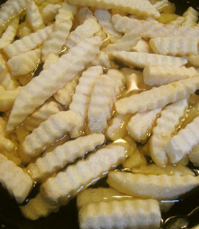 業スーのいももち的フライドポテトにハマる！ 『もちもちポテトフライ』は太めでもっちりのびる弾力食感のふしぎなおいしさmitok ミトク