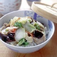 今晩は簡単に 白菜と豚肉だけの中華丼。 私、一味大量にかけるタイプw ⁡ イカはトースターで こんがりと焼きました♡ ⁡ ⁡ ⁡中華丼cookingdinnerfoodstagramfoodphotomiso晩ごはん夕食おうち定食献立料理記録時短飯お家ごはん料理好きと繋がりたい