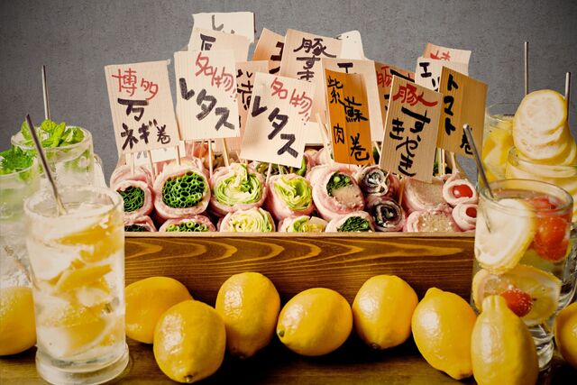 みんなで挑戦！レモンタワーチャレンジ🍋何杯飲んでも1杯88円 税込 😳‼️ 生のレモンを絞って飲むコスパ最強ドリンク 「レモンサワー」🍋そんなレモンサワーをたくさん飲んで とりいちずの大人気メニューをゲットしませんか？😊 30cm、60cm、1m絞ったレモンを