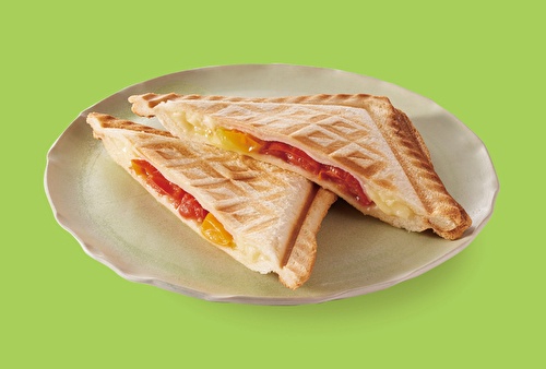 今日も楽しくカロリー摂取🥔「ビッグチーズいももち」いももちビッグサイズホットサンドメーカーじゃがいもtiktokレシピ料理動画デリッシュキッチンじゃがいもレシピチーズちーしすィールのリンクをチェック！ ■材料2人分・じゃがいも 3個 450g・片栗粉大さじ5 ・牛乳50cc ・ピザ用チーズ50g ・サラダ油大さじ1 ■手順