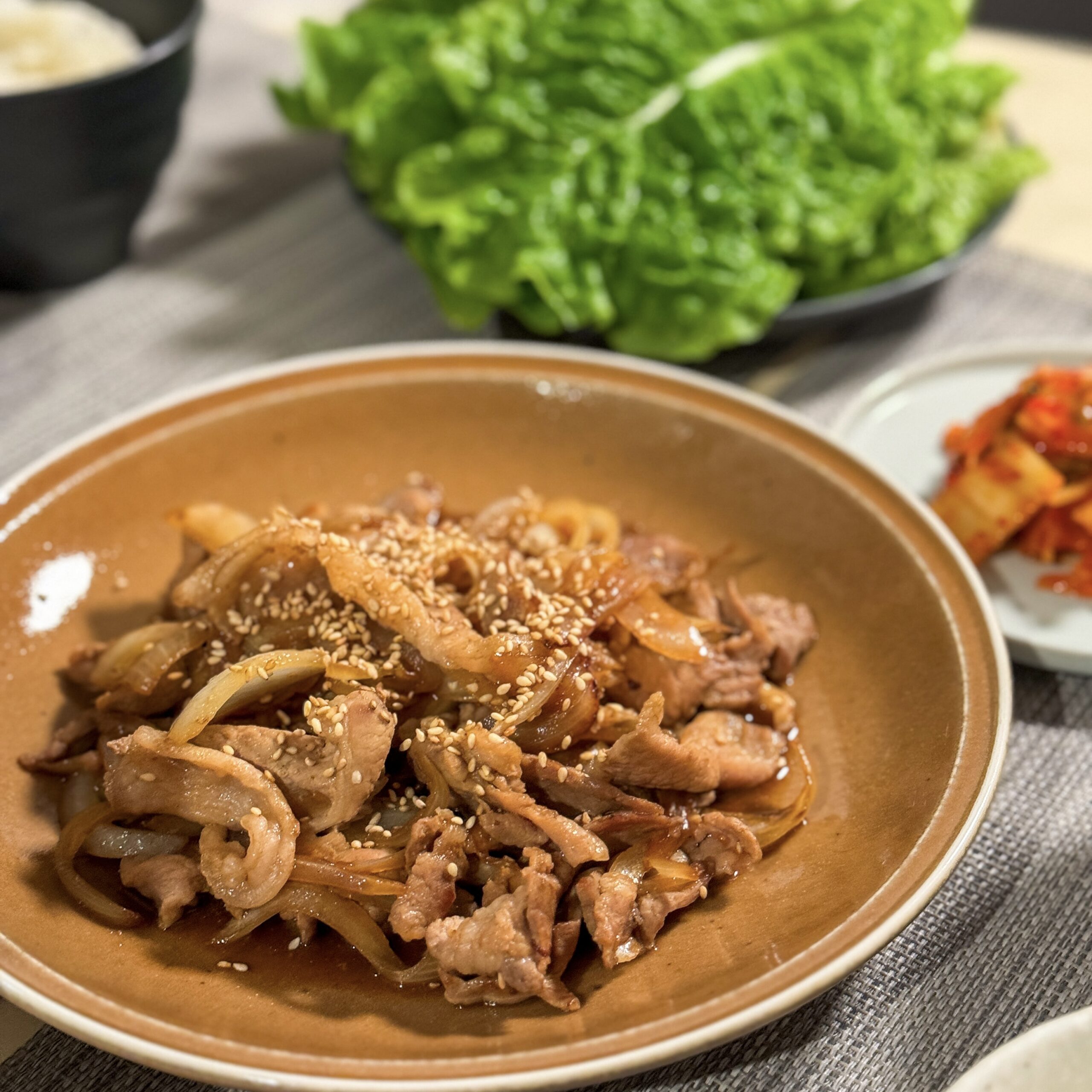 どうも、ころもちです🐶, 今回の夕飯は豚こま肉のサムギョプサル風サンチュ巻きです💁🏼‍♂️, 本日はめちゃくちゃ簡単ご飯☝️,なんとなくサムギョプサル的な晩ごはんが食べたくて、豚こま肉を玉ねぎと一緒に甘辛めに炒めて、キムチと一緒にサンチュで包んで食べるなんちゃってサムギョプサルを作りました！,サンチュ、久しぶりに買ったけどやっぱり美味しかった😋,