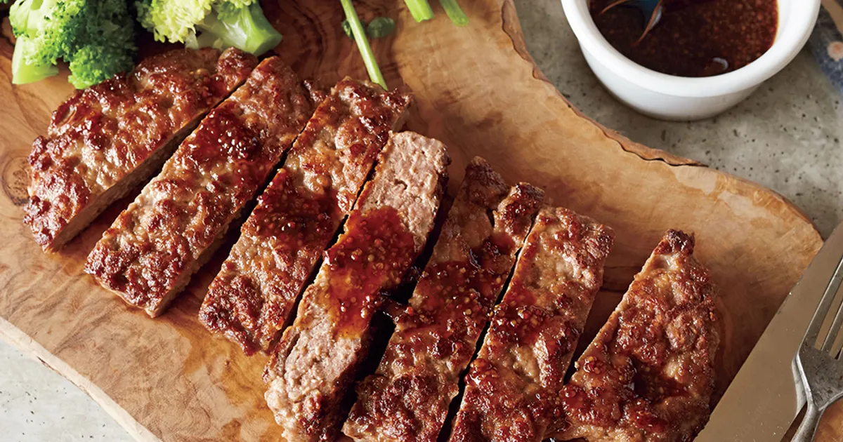 牛切り落とし肉のハーブステーキ♩サジキ風ヨーグルソース添え