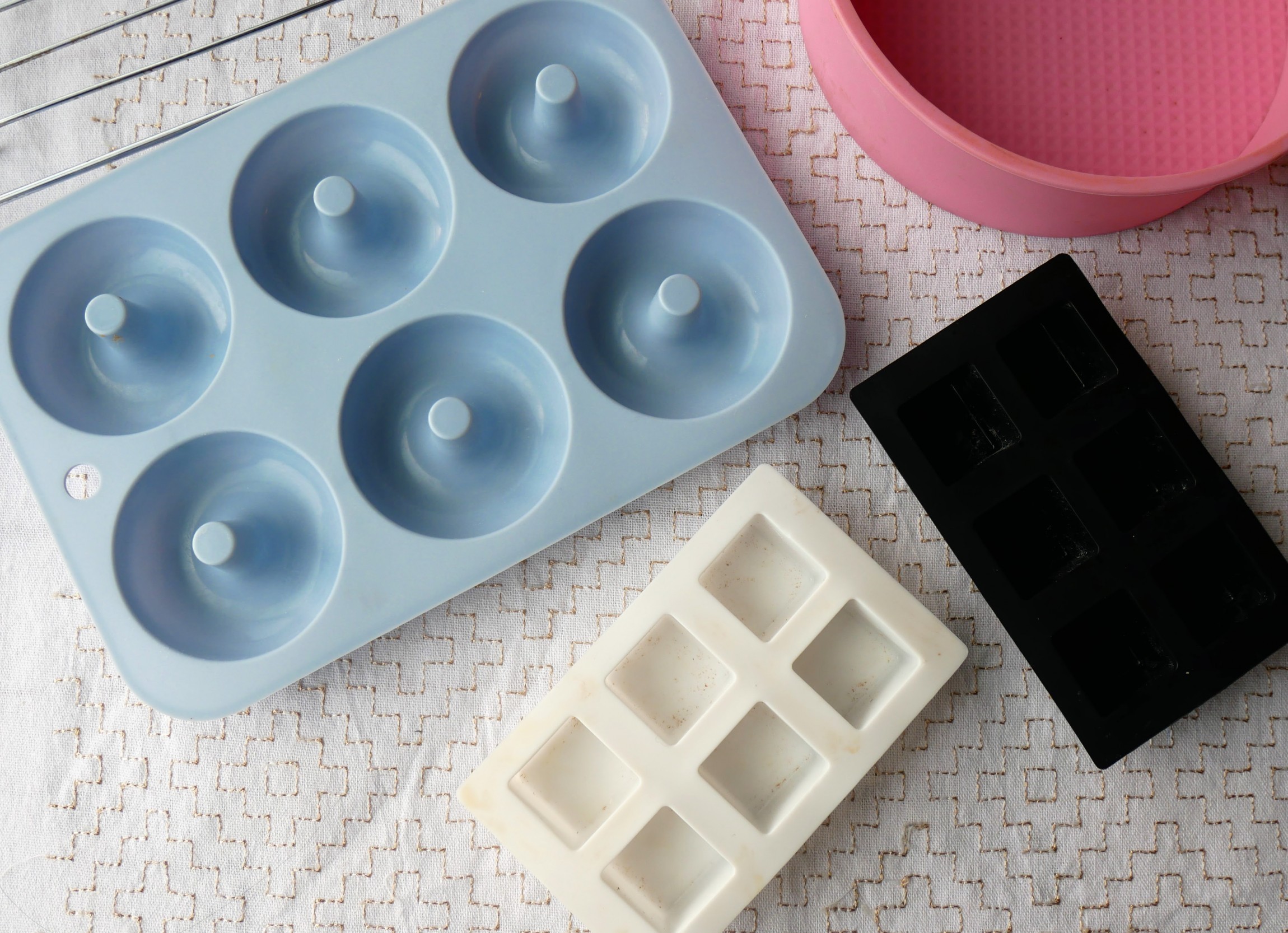 ダイソーマフィン型 6個焼けるタイプ フッ素樹脂加工200円のレビューマジカルキッチン