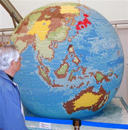 トリュフチョコ3万5000個の巨大地球儀、テーマは地球温暖化 写真4枚 国際ニュース：AFPBB News