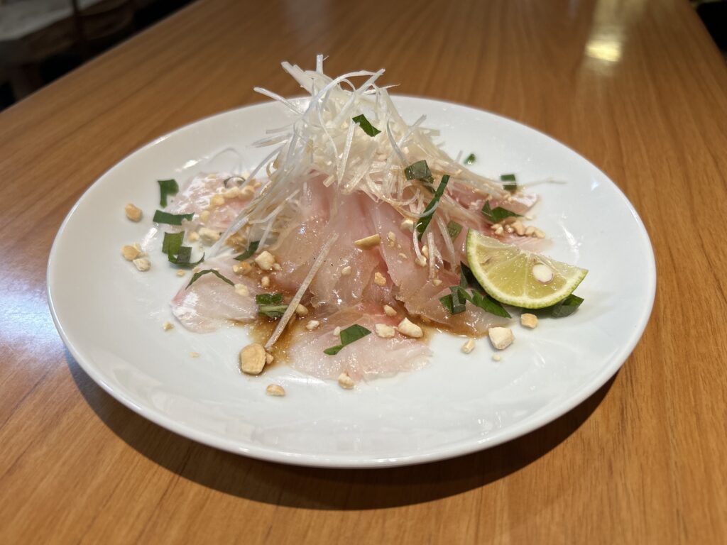 @kei______817 ◀︎他のレシピはこちら,鯛と紫玉ねぎのアジアンカルパッチョ , ごはんに合うカルパッチョをテーマに作った一皿。,たまにこういうアジアンテイストのカルパッチョ食べたくなるんだよなぁ。, 淡白な鯛のお刺身にナンプラーをベースにしたタレが良く合うんだ。,少量のごま油がポイントで香ばしい風味が食欲をそそる。,