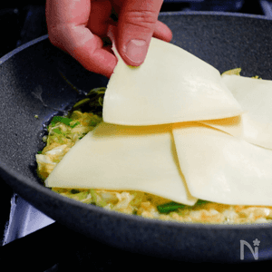 塩胡椒した豚バラ肉で、キャベツの千切りとシュレッドチーズを巻いて、小麦粉を薄くつけてからフライパンで焼く。 タレは焼肉のタレでも良きご飯にもビールにも合うのだ!中村風太風太亭男料理男飯料理料理男子男メシご飯晩御飯晩飯地味ごはん