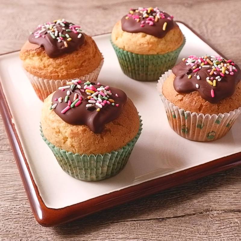 カラフルなデコマフィン🌟 フランボワーズ、チョコバナナ、マンゴー、ブルーベリーの4種です。 全て¥390 税込かわいいビジュアルとフルーティーな デコマフィンはお土産にぴったり💓 キッチンラボ グランスタ丸の内店・東京ドームシティ ラクーア店 どちらの店舗でもお