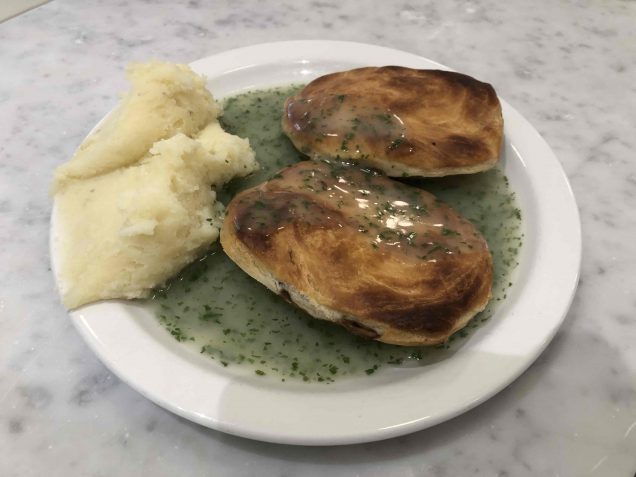 見た目があまりにも衝撃的なイギリスの伝統料理「うなぎのゼリー寄せ」を現地で実際に食べてきたよレポート - GIGAZINE