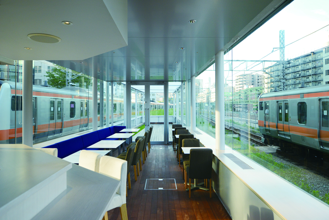 マーチエキュート神田万世橋旧万世橋駅の階段やホームを見学！ 電車が間近に見えるレストランも東京都千代田区いこーよとりっぷ