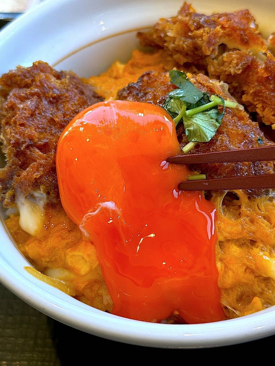 松のやの「カキフライとじ丼」を食べた瞬間、感動が胸を突き抜けた。ふっくらと揚がったカキフライが、ふわっとした卵とじに包まれ、素材そのものの旨味が存分に引き出されている。この一杯は、まさに冬の味覚の王様と呼ぶにふさわしい存在感だ。カキのジューシーさは