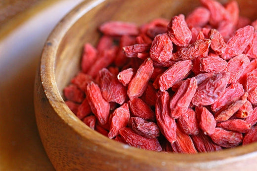 杏仁豆腐の上の赤い乾燥クコの実 Stock PhotoAdobe Stock