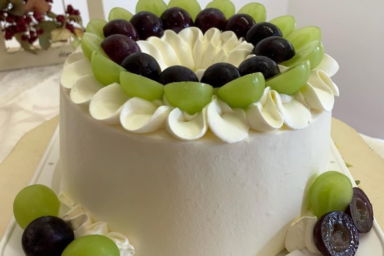 通販ケーキで、2段のゴルフ場イメージ仕上げで、ゴルフクラブやボールも立体で大阪市東住吉区パティスリーデコ