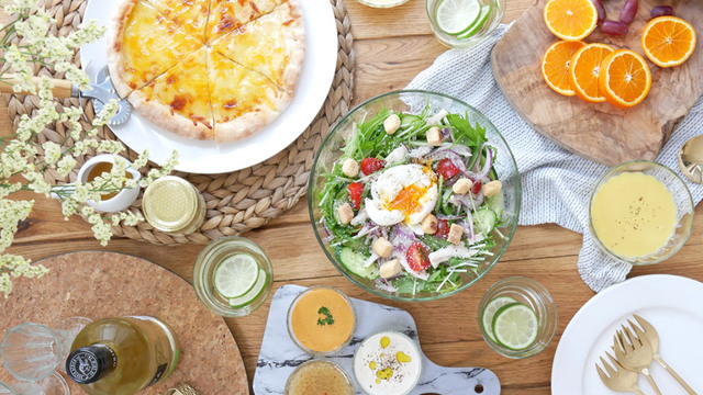 人々は健康な食べ物を一緒に食べる、ホームパーティー。友達のディナーテーブルトップビュー。の写真素材・画像素材 Image 81783206