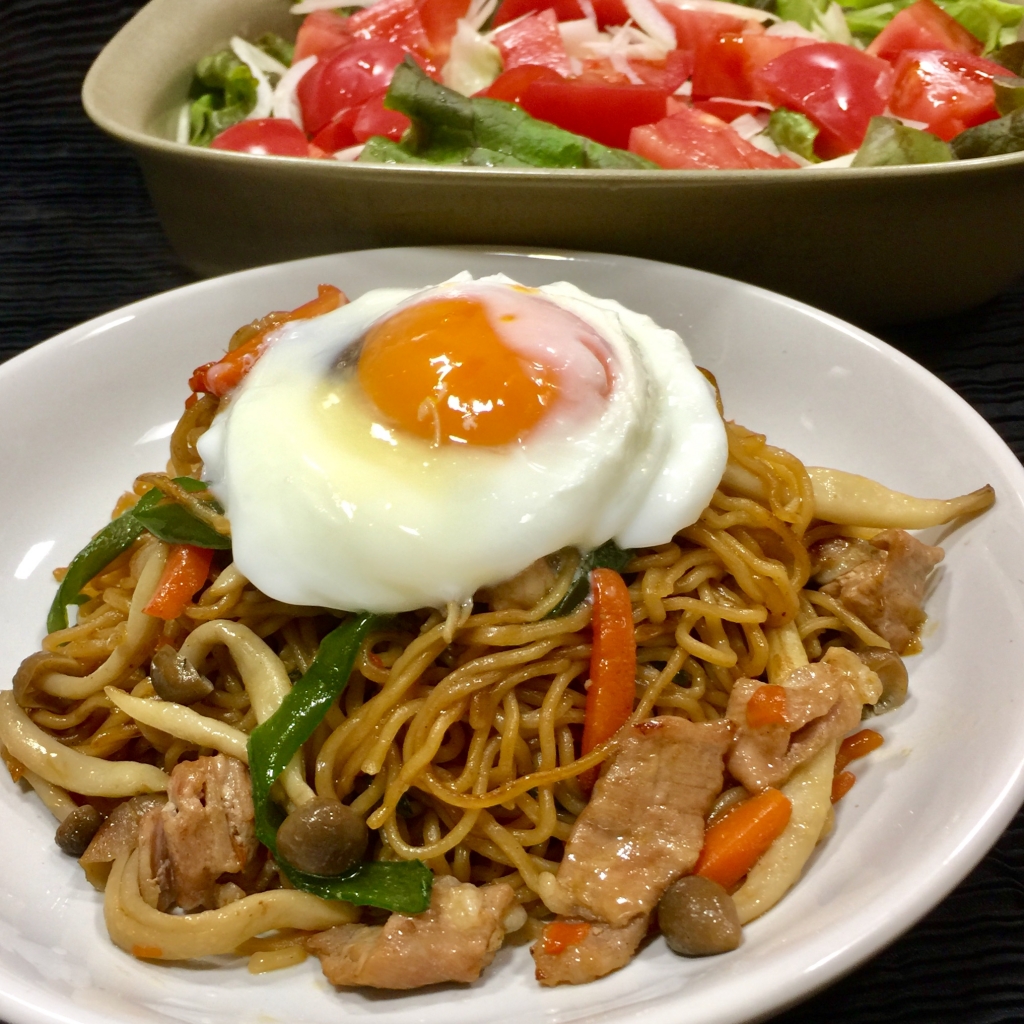 材料を重ねて焼くだけ！ 香ばしい香りが漂う「ほったらかし海老焼きそば」料理家さんのレシピアマノフーズ公式ブランドサイト