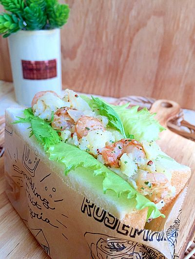 新じゃがの明太サワークリーム和え。 ⁡ 明太子とサワークリーム。この組み合わせ、背徳の味。 ⁡皮ごと1センチくらいの厚さに切った小ぶりの新じゃがを茹でて、軽ーく塩をまぶしておき、冷めたら明太子を混ぜたサワークリームを和える。 ⁡ 明太子はケチらずたっぷり使うの