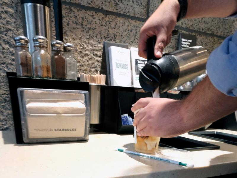 呪文言わずにカスタマイズできる! スタバで活用すべき「無料コンディメントバー」東京バーゲンマニア