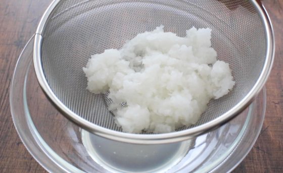 辛くない大根のおろし方。使う部位やおろし器、手の動かし方を解説 - Fily