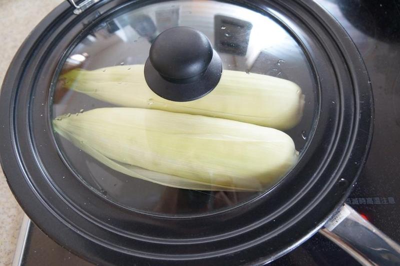 とうもろこしはフライパンで茹でるのが正解。1時間後、電子レンジ調理と比較してみたBusiness Insider Japan