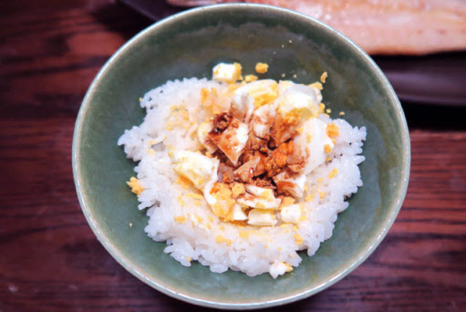 生卵をつけて食べるもりそば -おいしい蕎麦屋、うまい蕎麦屋の食べ歩き・蕎麦鑑定士 蕎麦Web