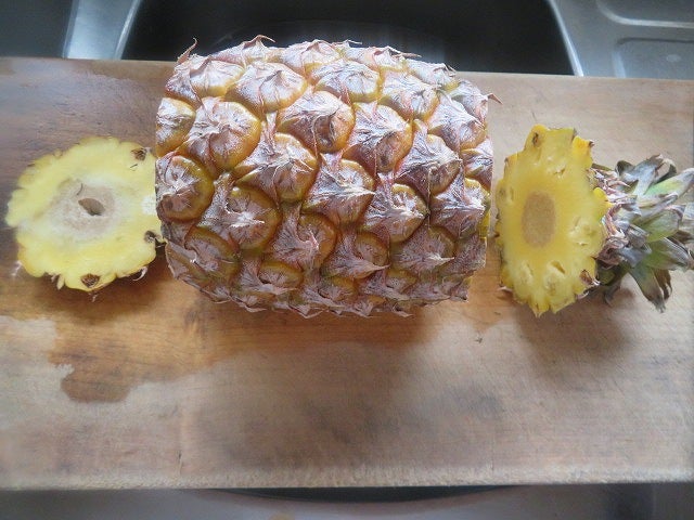 パイナップルの切り方 手が汚れず食べやすいカット術を解説Tasty