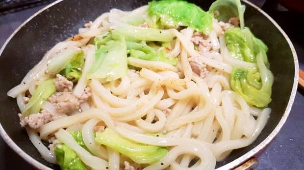 学生応援☆リュウジ飯第23回 ゴマ油とニンニクが食欲を刺激！絶品「塩レタス焼きうどん」＃タウンワークマガジン