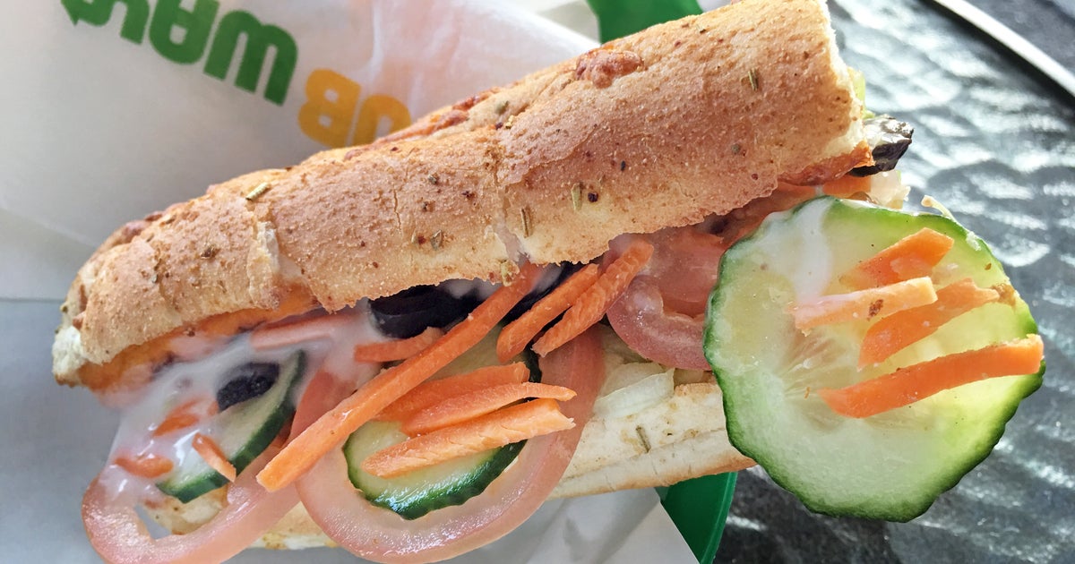 ジェノベーゼとトマトモッツァレラのカプレーゼサンドイッチcaprese sandwich with homemade pesto,カプレーゼサンドイッチジェノベーゼモッツァレラチーズトマトイタリアン料理capresecapresesandwichpestogenovesesandwich