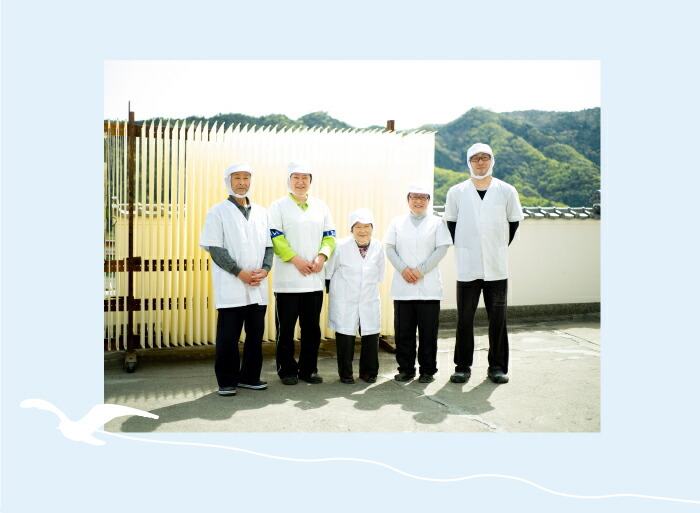 奈留島で密かにチャンポンブームが来てます。料理の見た目はさておいて。 麺はなんといっても奈留島唯一の製麺屋 山下製麺 のちゃんぽん麺。モチモチした食感と、スープにからみやすい太さで島中の皆様から愛されてます。みかんや食堂でも愛用されてます。昨年は製造し