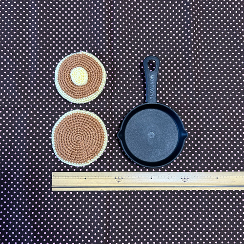 ホットケーキのおふとんでねんねぴーちゃん♡ あみぐるみ