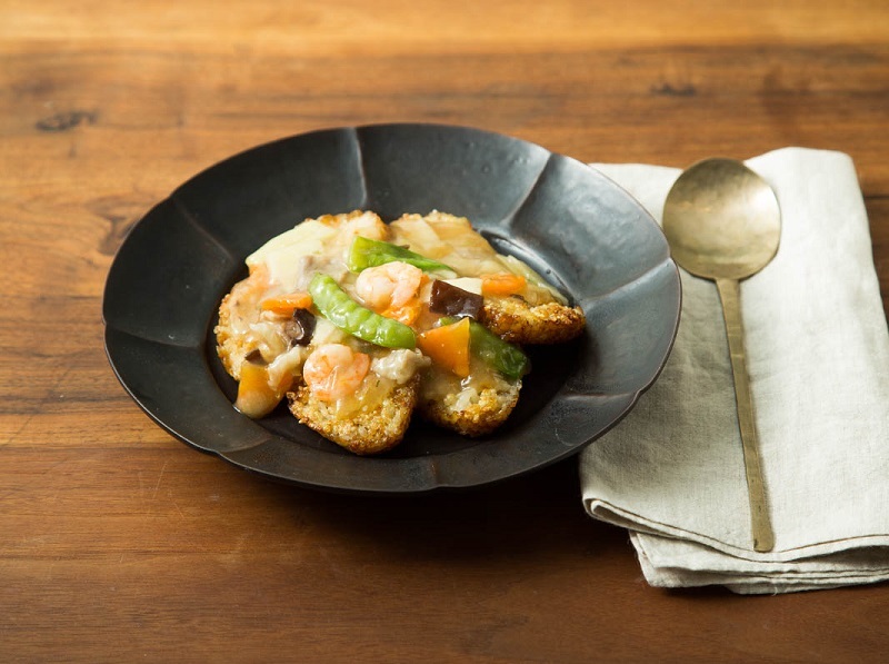 焼きおにぎりと唐揚げのランチボックス！先日、透明のおかずカップを求め買い物に行った時にこの容器があったので買ってみました。量が多くてこの日、午後から睡魔がやばかった😪お弁当お弁当動画お弁当記録唐揚げ弁当焼きおにぎりカフェ風ごはんお弁当おかず