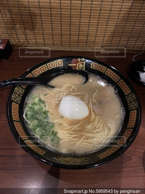 ラーメン食レポ のん、本当に美味しそうに激ウマ博多ラーメンをいただく