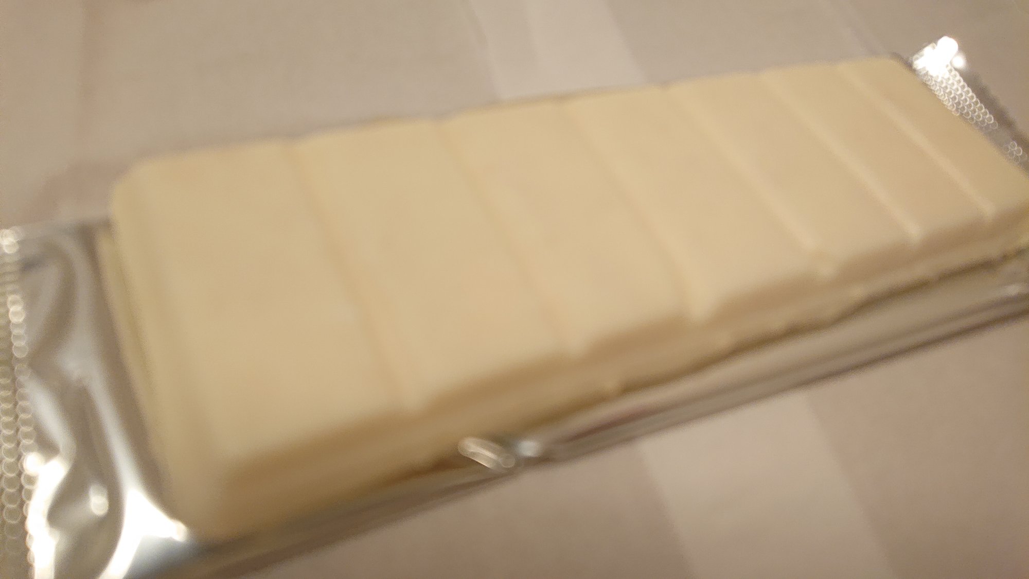 🍫全国のコンビニで新発売の白い板チョコアイス🍫, 全国のコンビニで5 26 月 新発売の, 「板チョコアイスバースデーショートケーキ味」259円,クッキークランチが入ったザクザクパリパリの分厚いホワイトチョコの中に苺の種入りの甘酸っぱいいちごソースとホイップクリーム風味のアイスが詰まってる！,かじった時のパキッと食感も楽しいし、たっぷりの濃厚なチョコとすっきりとした甘さのアイスのバランスが絶