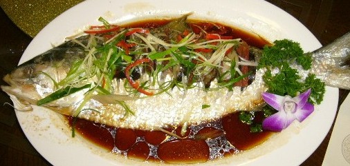 ご飯泥棒 蒸した魚に熱々の油をジュゥ〜〜〜ッ！清蒸魚 チンジャンユー の作り方TSURI HACK 日本最大級の釣りマガジン - 釣りハック