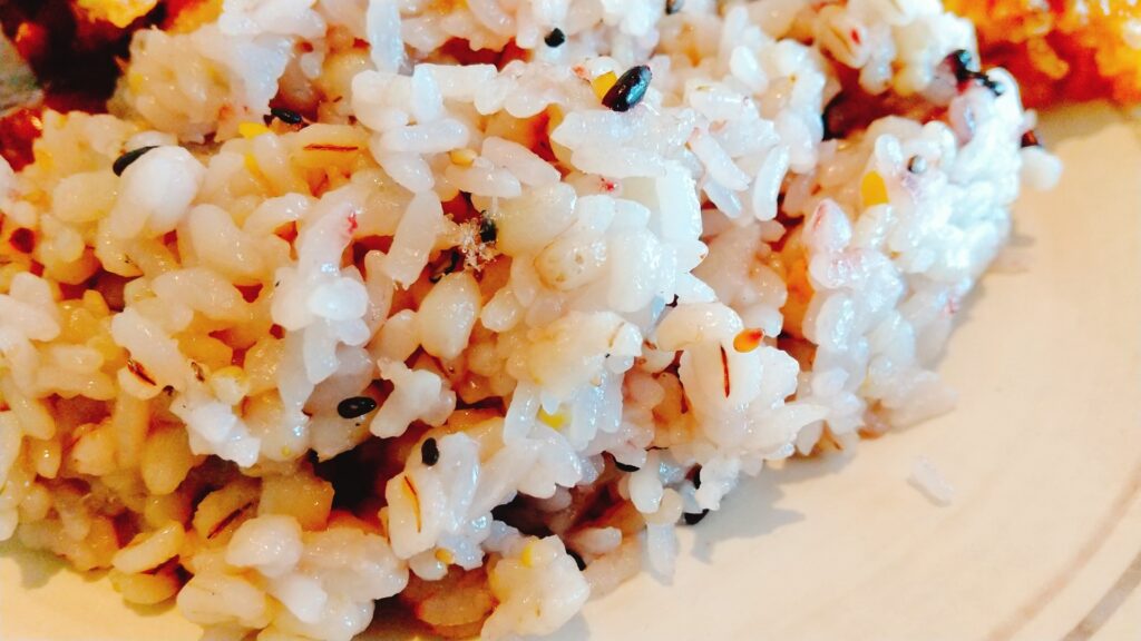 セブン-イレブン 発芽雑穀米おむすび クリームチーズおかかの感想・クチコミ・カロリー・値段・価格情報 もぐナビ