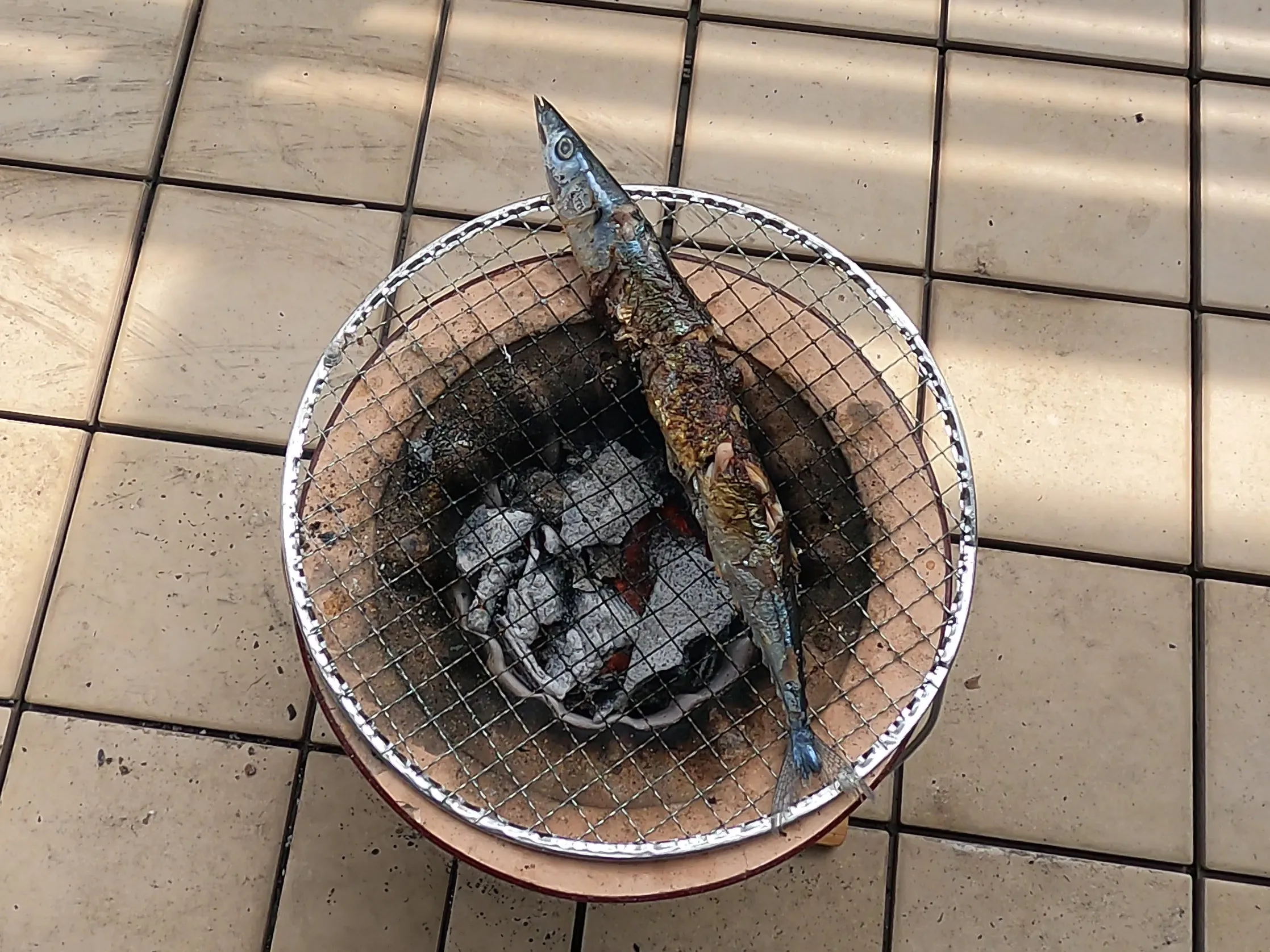 尾上製作所 ONOECAMBIII CB22-II 日本製 煙突効果 燃焼 カバーをつけると二次燃焼 七輪 バーベキューコンロDP キャンプ尾上製作所 ONOECAMBi II キャンビIICB22-II ブラック 中 日本製 煙突効果 バーベキュ