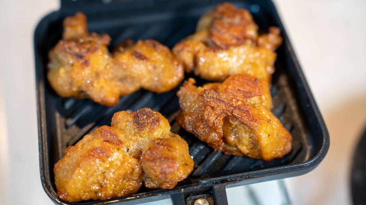 ダッチオープン で「鶏の唐揚げ」を作ろう! キャンプでも本格的に作れるコツを伝授! - ハピキャンキャンプ・アウトドア情報メディア