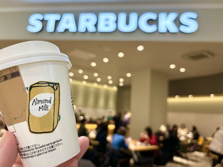 スタバ 店舗限定の『抹茶&クラッシュアーモンドミルクティーラテ』にどハマり中!オススメカスタムもご紹介!MORE