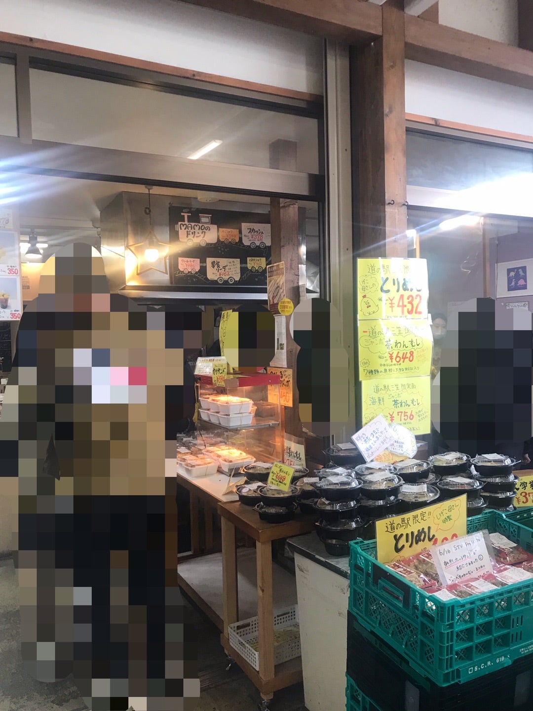 三笠 道の駅  豚丼 ホルモン焼き  うんめぇ~‼️  道の駅では、その土地の美味しいものや名産品を購入するようにしています😋  三笠市道の駅は、焼き鳥や豚丼、もつ焼きなどお肉料理がたくさん販売されていました☺️ 匂いに誘われて買いましたが、柔らかくてとても