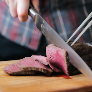 ローストビーフを薄く切るコツは？上手にスライスできるグッズも紹介！はぴもふ